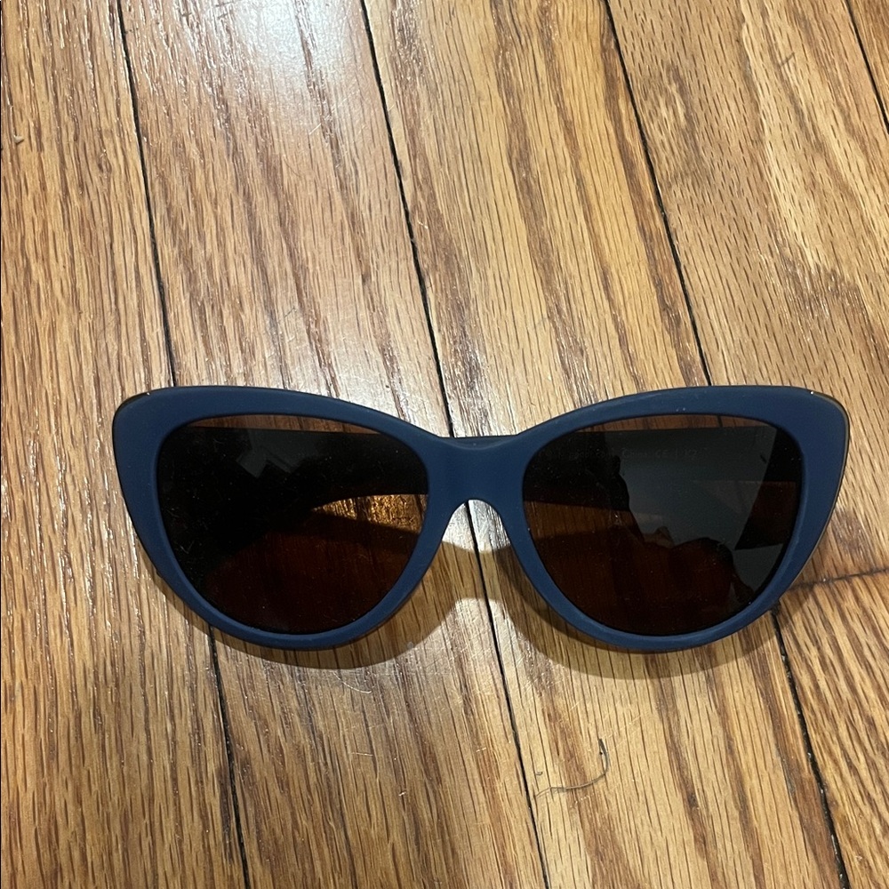 Elegant Navy Cat-Eye Sunglasses
